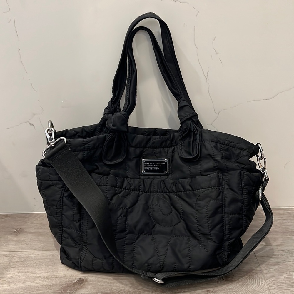 Gently used Marc Jacob work or diaper shoulder bag. Very stylish and practical.